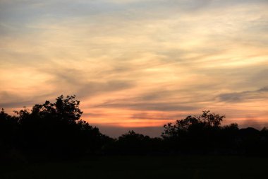 günbatımı manzara. Alan ve karanlık clouds.sunset yeşil alanı, göl günbatımı ile gökyüzü ve altın bulutlu gökyüzü. Ve güzel su yansıma, parlak renkli gökyüzü ve bulutlar olarak geri