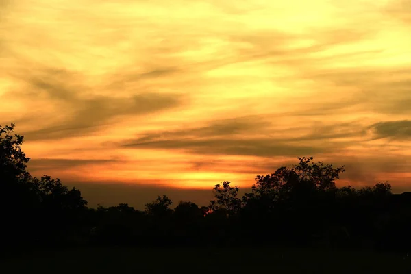 日没の風景 フィールドと暗い Clouds Sunset グリーン フィールド 湖の夕暮れの空と黄金の雲と空 美しい水の反射 明るいカラフルな空と雲のバックとして — ストック写真
