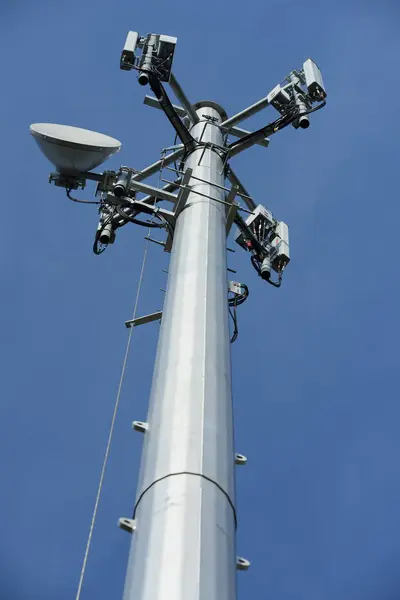 Antena Comunicação Sem Fio Com Céu Brilhante Torre Telecomunicações Com — Fotografia de Stock