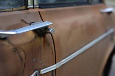 Eski metal doku grunge arka plan. Araba duvar doku kırık eski kirli kapı car.old kadar kapatın