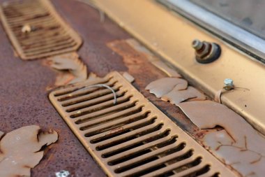 Eski metal doku grunge arka plan. Araba duvar doku kırık eski kirli kapı car.old kadar kapatın.