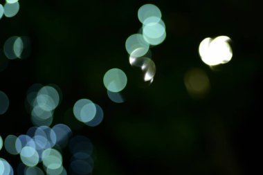 Soyut Mavi bulanık ve gümüş pırıltılı Parlatıcı ampul arka plan: bulanıklık Noel duvar kağıdı dekorasyon concept.christmas ışık gece ışıklar,