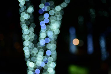 Soyut Mavi bulanık ve gümüş pırıltılı Parlatıcı ampul arka plan: bulanıklık Noel duvar kağıdı dekorasyon concept.christmas ışık gece, soyut dairesel bokeh background.bokeh ışıklar ışıklar .