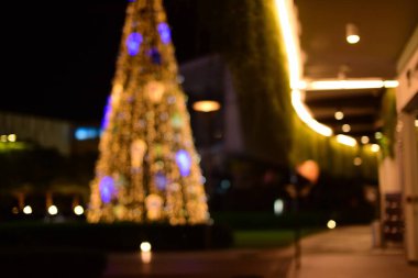 Soyut Mavi bulanık ve gümüş pırıltılı Parlatıcı ampul arka plan: Noel duvar kağıdı dekorasyon concept.christmas ışık gece, soyut dairesel bokeh arka plan bulanıklık ışıklar