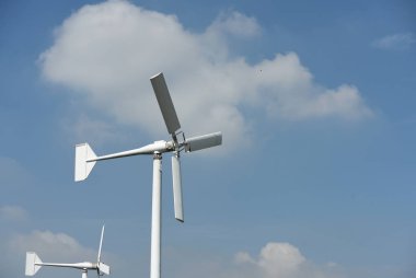 Rüzgar türbinleri rüzgarlar, deniz kıyısına gelen elektrik üretmek. Tayland