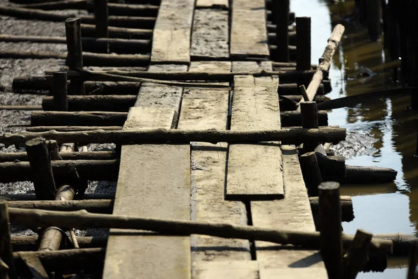 Drewniany Most Nad Rzeką — Zdjęcie stockowe