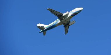 Mavi gökyüzünde uçan uçak