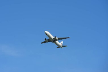 Mavi gökyüzünde uçan uçak