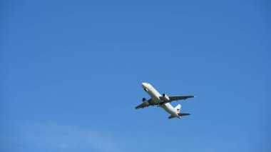 Mavi gökyüzünde uçan uçak