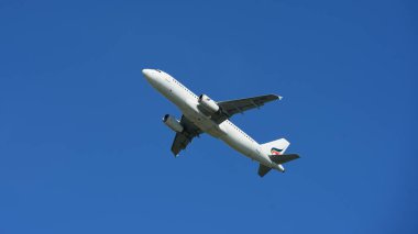 Mavi gökyüzünde uçan uçak