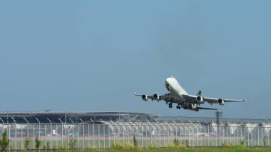 Modern havaalanında uçan uçak