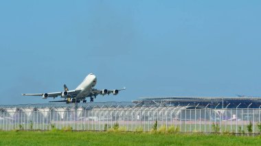 Modern havaalanında uçan uçak