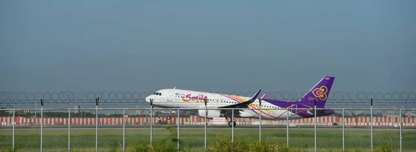 Die Touristen Kommen Internationalen Flughafen Suvarnabhumi Thailand Schauen Sie Sich — Stockfoto