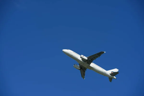 Avión Volando Cielo Azul — Foto de Stock