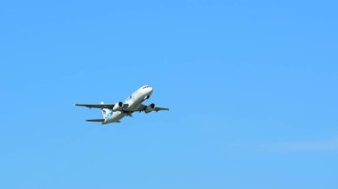 Mavi gökyüzünde uçan uçak