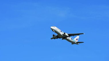 Mavi gökyüzünde uçan uçak