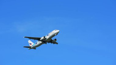 Mavi gökyüzünde uçan uçak