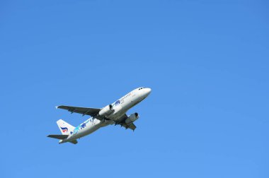 Mavi gökyüzünde uçan uçak