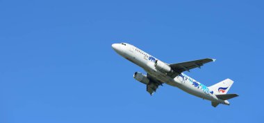 Mavi gökyüzünde uçan uçak