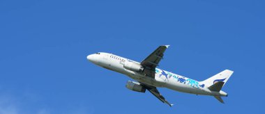 Mavi gökyüzünde uçan uçak