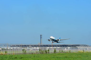 Modern havaalanında uçan uçak