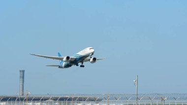 Mavi gökyüzünde uçan uçak