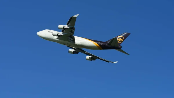 Avión Volando Cielo Azul —  Fotos de Stock