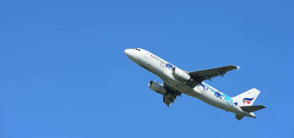 Avión Volando Cielo Azul — Foto de Stock