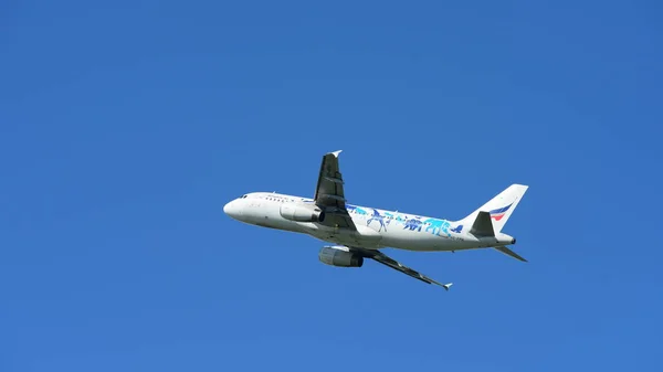 Avião Voando Céu Azul — Fotografia de Stock