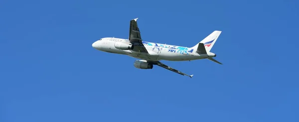 青い空を飛ぶ飛行機 — ストック写真