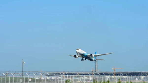Avião Voando Aeroporto Moderno — Fotografia de Stock