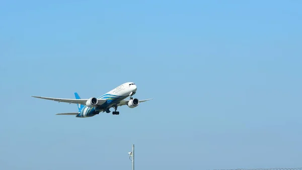 Airplane Flying Blue Sky — Stock Photo, Image