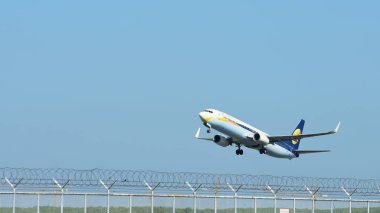 Suvarnabhumi Uluslararası Havaalanı, Tayland, at varış turist otel 9 Ekim 2018 binmeden önce çeşitli taşıyıcılar bir göz atın.