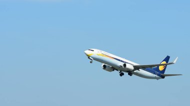 Mavi gökyüzünde uçan uçak