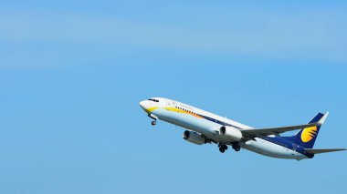 Mavi gökyüzünde uçan uçak