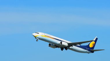 Mavi gökyüzünde uçan uçak