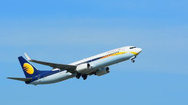 Mavi gökyüzünde uçan uçak