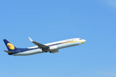 Mavi gökyüzünde uçan uçak