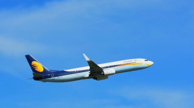 Mavi gökyüzünde uçan uçak