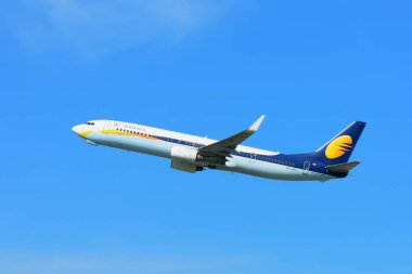 Mavi gökyüzünde uçan uçak