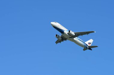 Mavi gökyüzünde uçan uçak