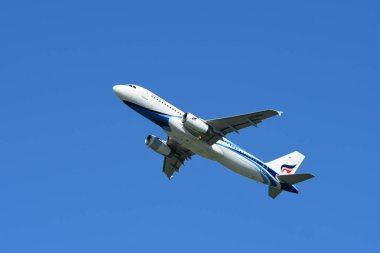 Mavi gökyüzünde uçan uçak