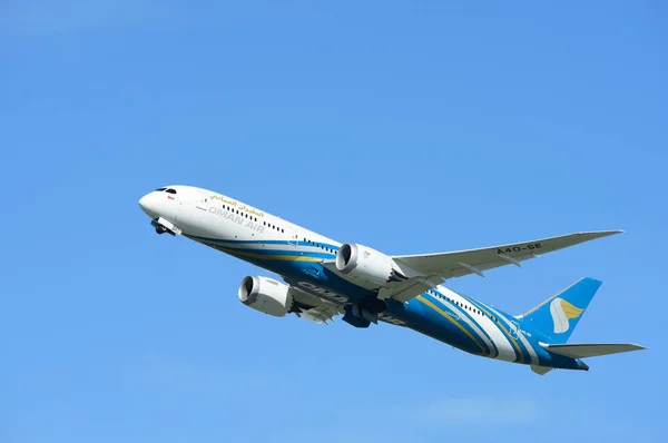 Airplane Flying Blue Sky — Stock Photo, Image