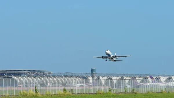 Avión Que Vuela Aeropuerto Moderno — Foto de Stock