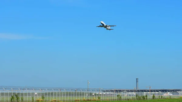 Avião Voando Céu Azul — Fotografia de Stock