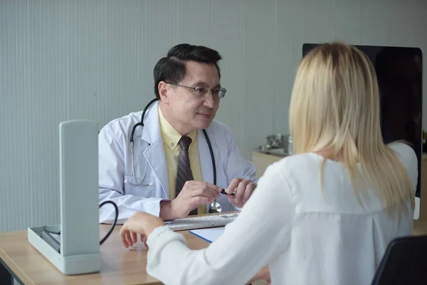 Doctor Está Hablando Con Una Paciente Mesa — Foto de Stock