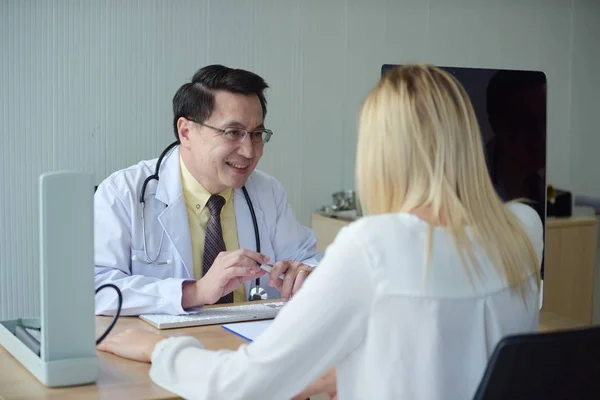 Doctor Está Hablando Con Una Paciente Mesa — Foto de Stock