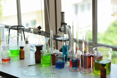 Laboratuvarda test tüpleri.