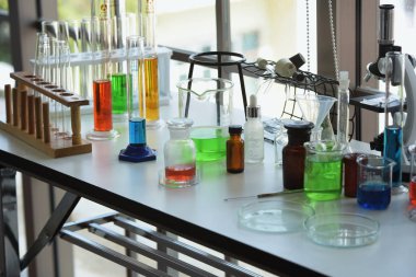 Bilim adamları bilim laboratuarları içinde çalışıyoruz. Laboratuvar ve laboratuvar Equipment.Close-up, bir güzel scientist.microbiological analiz, tıp.