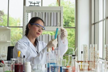 Laboratuvarda çalışan Asyalı kadın bilim adamı